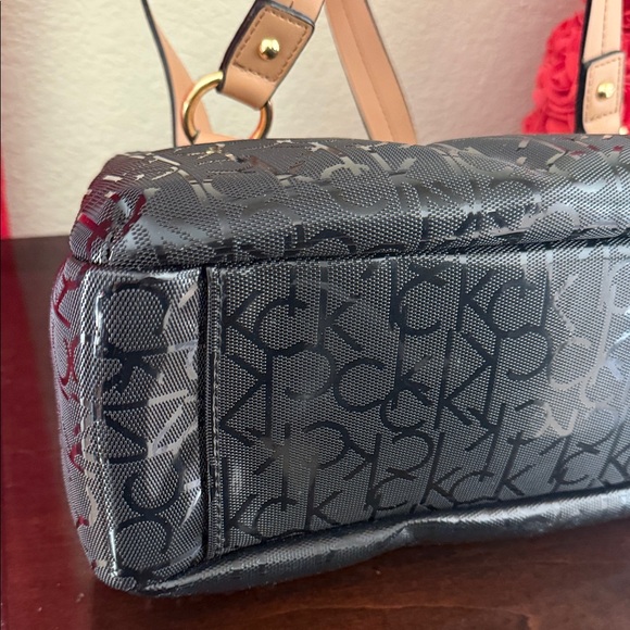 Calvin Klein Black and Tan Shoulder Bag - Picture 5 of 13